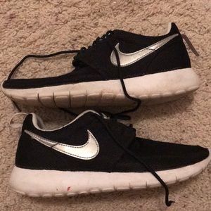Nike Roshe One Sneakers - black with silver